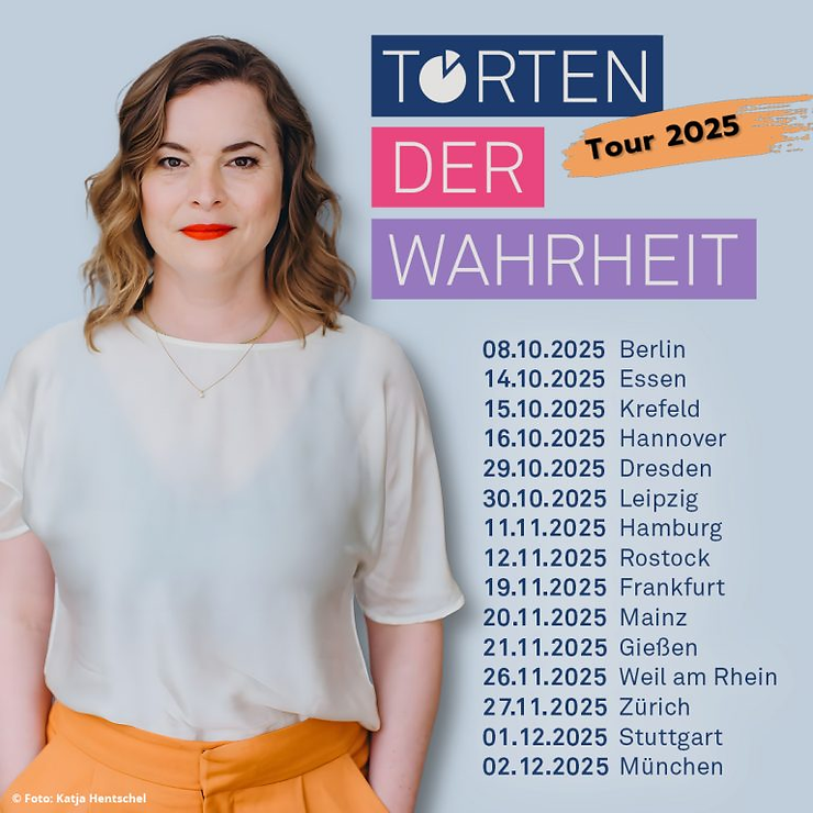 Katja Berlin mit schulterlangen gewellten Haaren trägt weißes T-Shirt und orangefarbene Hose vor hellblauem Hintergrund mit Text zu "Torten der Wahrheit Tour 2025" und einer Liste von Städten und Daten.