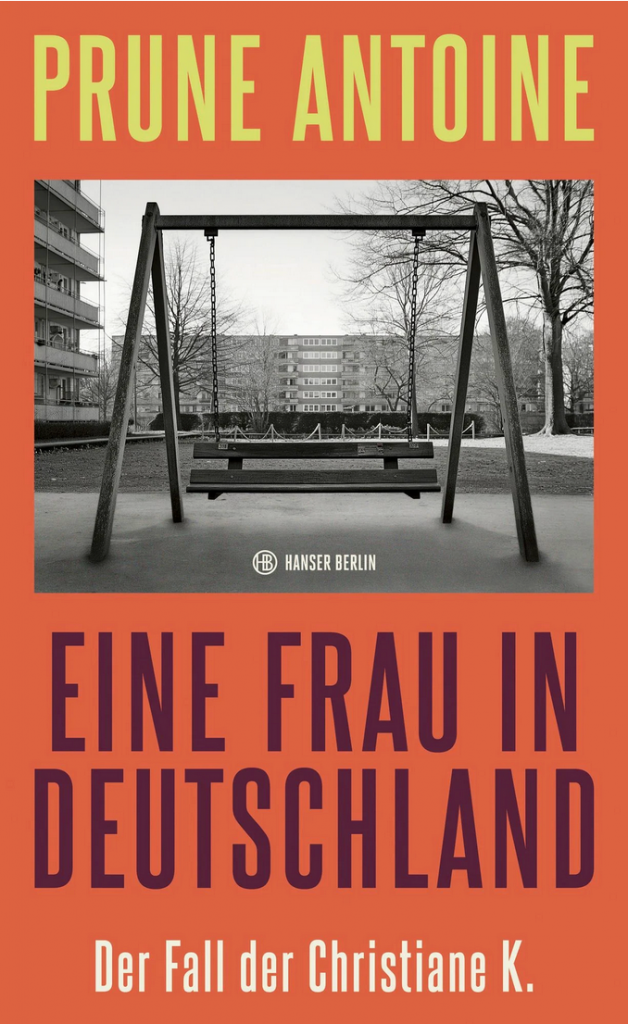Schwarz-weiße Fotografie einer leeren Schaukel vor einem Wohnblock mit kahlen Bäumen auf dem Buchcover von 'Eine Frau in Deutschland' von Prune Antoine