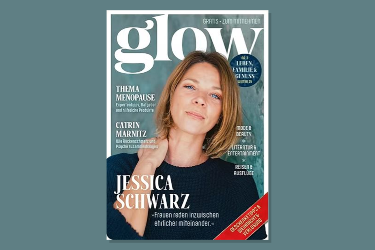 Porträt von Jessica Schwarz mit schulterlangem Haar vor einem Magazincover mit dem Titel 'glow'