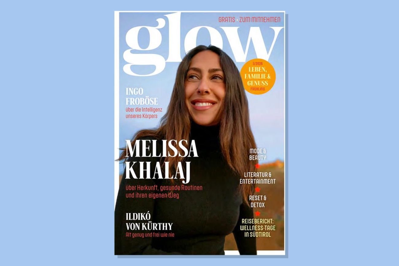 Zeitschriftcover mit Porträt einer lächelnden Melissa Khalaj mit langen braunen Haaren und schwarzem Rollkragenpullover vor blauem Himmel, Titel 'glow' und Texten zu Gesundheit, Lifestyle und Persönlichkeiten