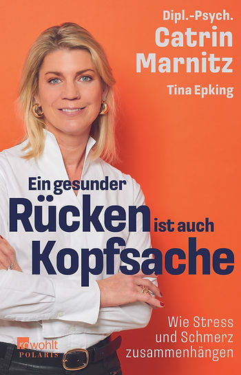 Catrin Marnitz mit verschränkten Armen vor orangefarbenem Hintergrund mit Text zu Rückengesundheit von Catrin Marnitz und Tina Epking