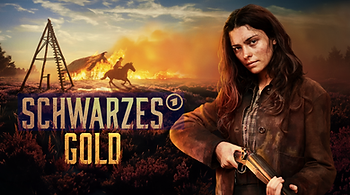 Frau mit langem Haar hält eine Schrotflinte vor einer Landschaft mit brennendem Lagerfeuer und Reiter im Hintergrund, daneben der Schriftzug 'SCHWARZES GOLD'