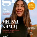 Melissa Khalaj mit langen braunen Haaren und schwarzem Oberteil vor blauem Himmel auf Magazincover mit dem Titel 'glow' und weiteren Texten zu Themen wie Leben, Familie, Genuss, Mode, Beauty, Literatur, Entertainment, Reset, Detox und Reisebericht.