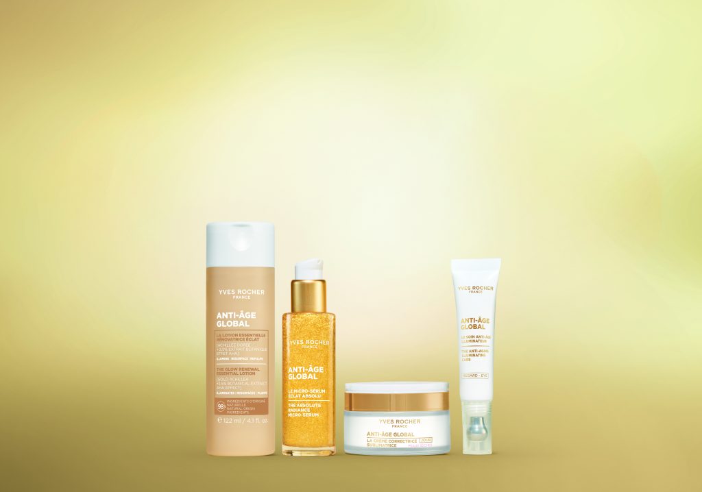 Vier Yves Rocher Anti-Âge Global Hautpflegeprodukte in verschiedenen Behältern vor gelbem Hintergrund