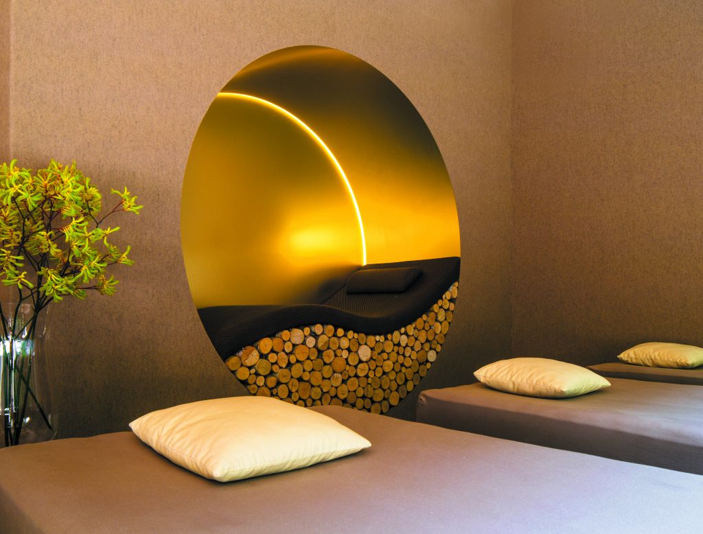 Entspannungsbereich im Naturresort & Spa Schindelbruch mit Ruheliegen und warmem Licht