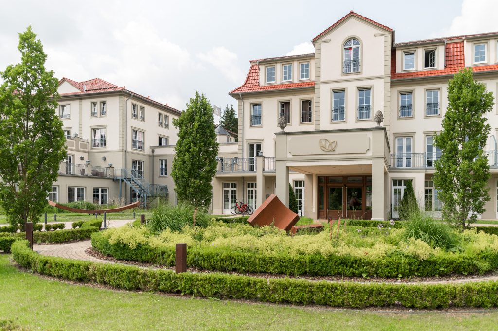 Außenansicht des Naturresorts & Spa Schindelbruch im Südharz mit gepflegtem Hotelgarten und historischer Fassade