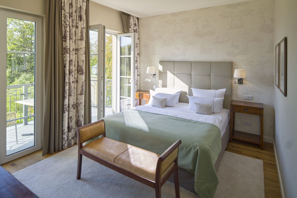 Helle Suite 303 im Haupthaus des Naturresorts Schindelbruch mit Doppelbett, Balkon und Blick ins Grüne