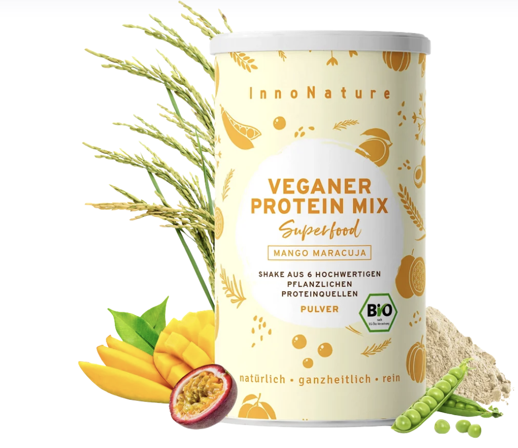 InnoNature Veganer Protein Mix Mango Maracuja mit pflanzlichen Proteinquellen sowie Mango und Maracuja auf hellem Hintergrund.