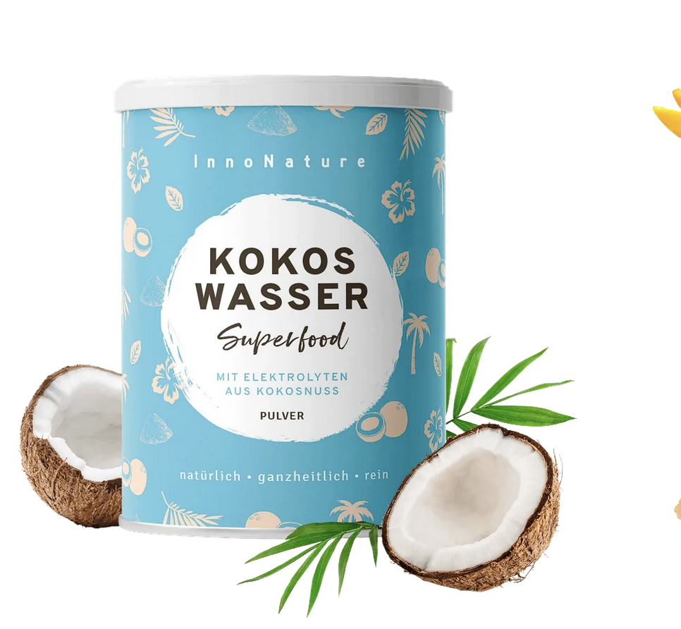 InnoNature Kokoswasser Superfood Pulver mit Kokosnüssen und grünen Blättern auf hellem Hintergrund.