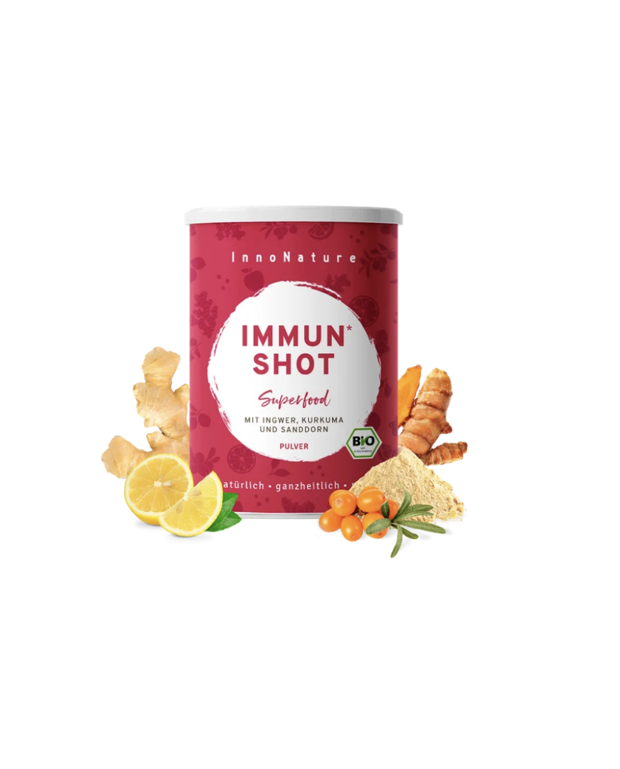 InnoNature Immun Shot mit Vitamin C, Ingwer, Kurkuma und Sanddorn auf hellem Hintergrund.