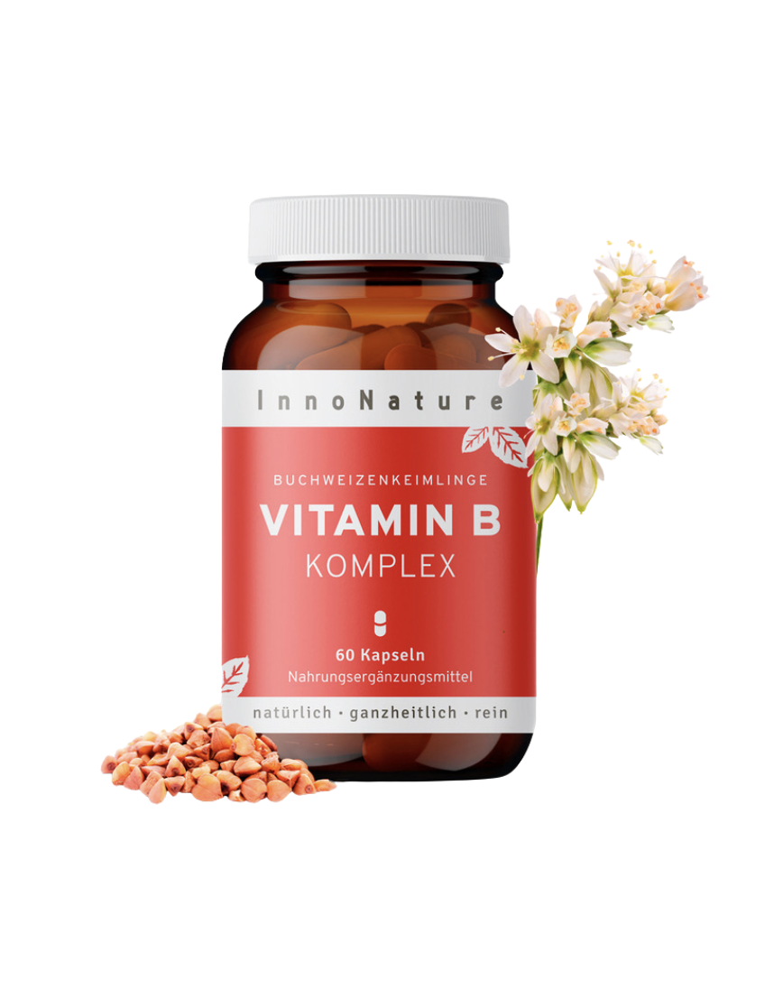 InnoNature Vitamin B Komplex mit pflanzlichen B-Vitaminen und Buchweizenkeimlingen auf hellem Hintergrund.