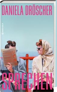 Zwei Frauen sitzen auf einer Bank, eine liest eine Zeitung, die andere trägt ein Kopftuch und Sonnenbrille und schaut zur Leserin