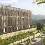 „Wie aus dem Wald gewachsen: Die vertikale Holzlamellenfassade des WALD.WEIT fügt sich in die bewaldete Hügellandschaft des Rheingau-Taunus-Kreises ein."