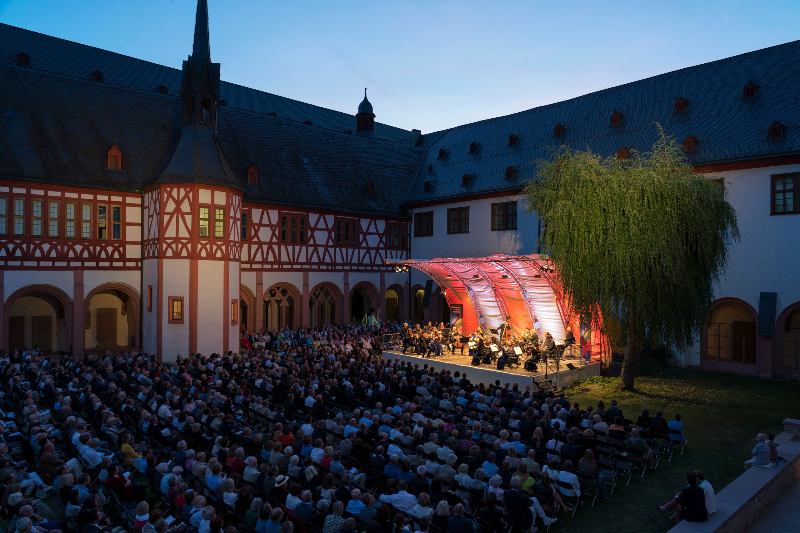 Konzertabend im Innenhof von Kloster Eberbach