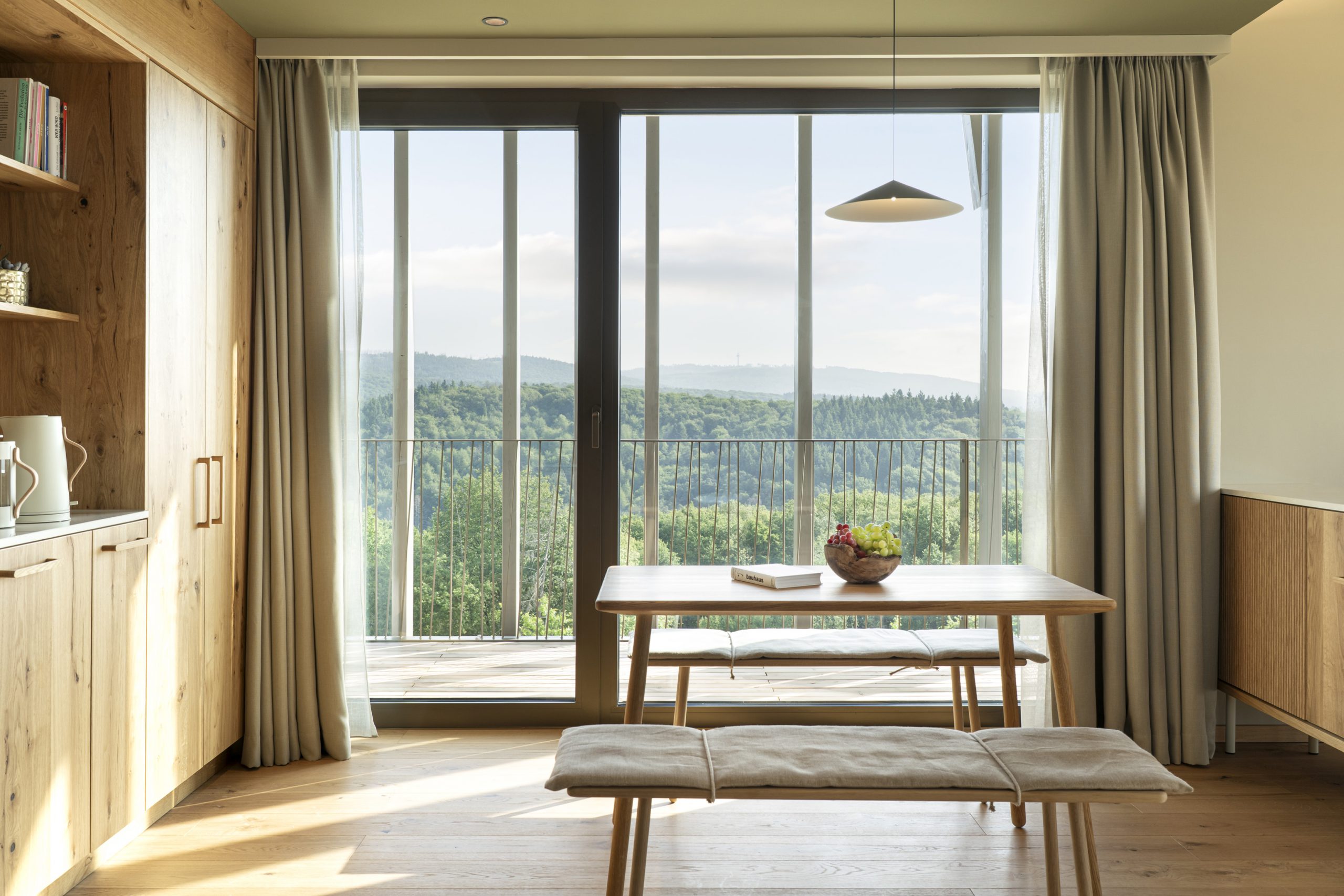 Schlafzimmer mit geflochtenem Kopfteil