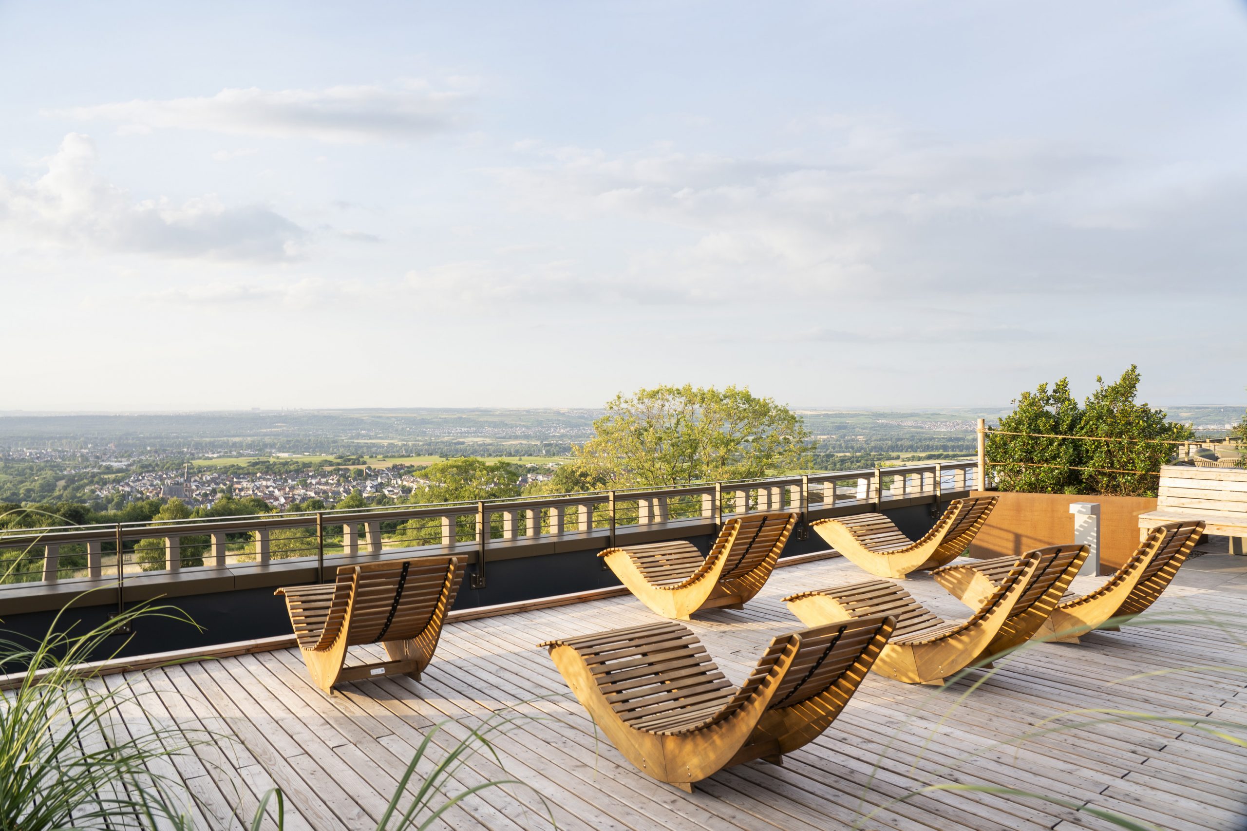 Rooftop-Terrasse mit Holzliegen