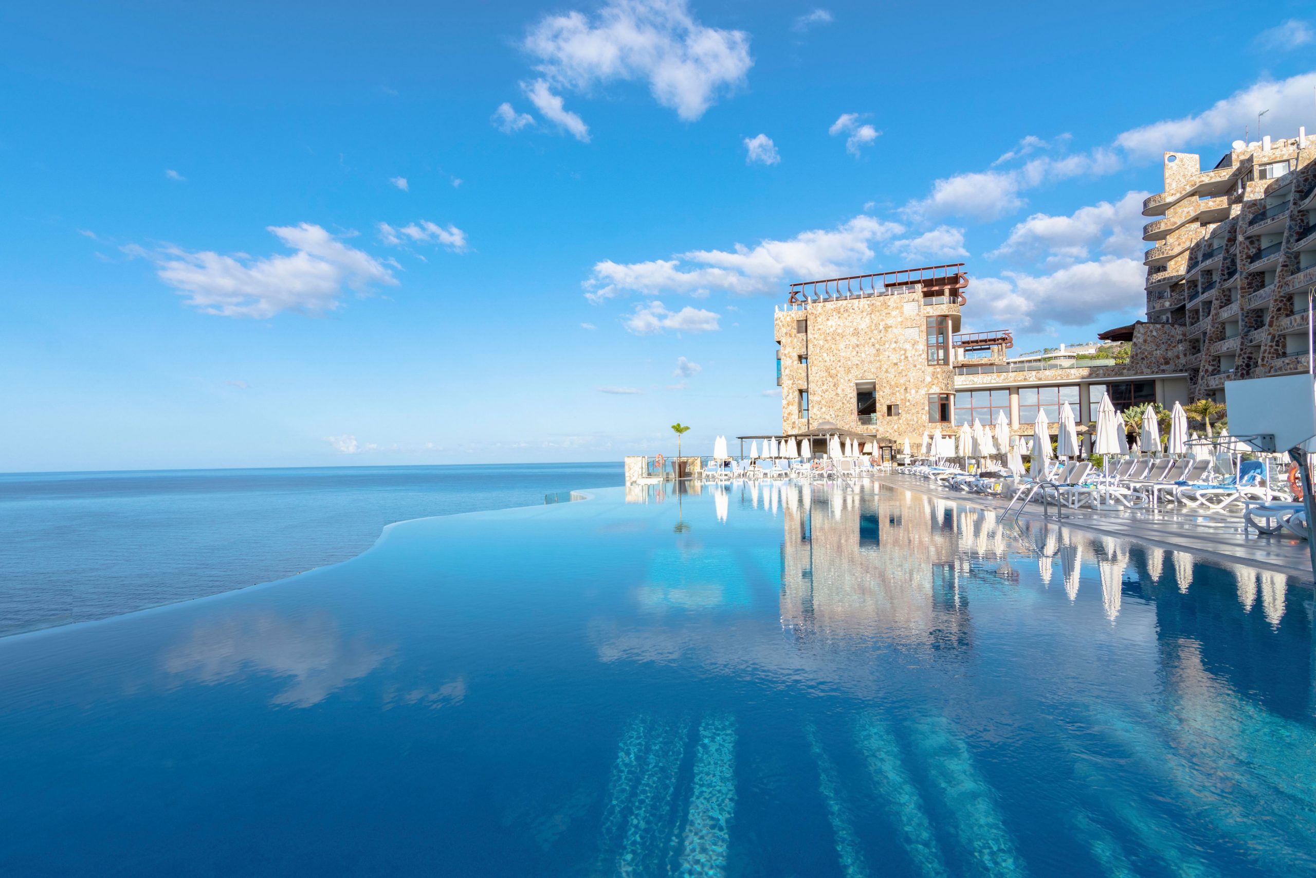 Infinity-Pool mit Blick auf das Meer