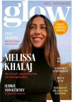 Melissa Khalaj mit langen braunen Haaren und schwarzem Rollkragenpullover vor blauem Himmel und Landschaft im Hintergrund
