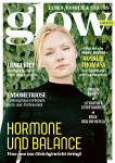 Porträt von Rosalie Thomass mit blondem Haar und schwarzem Rollkragenpullover vor grünem Laub