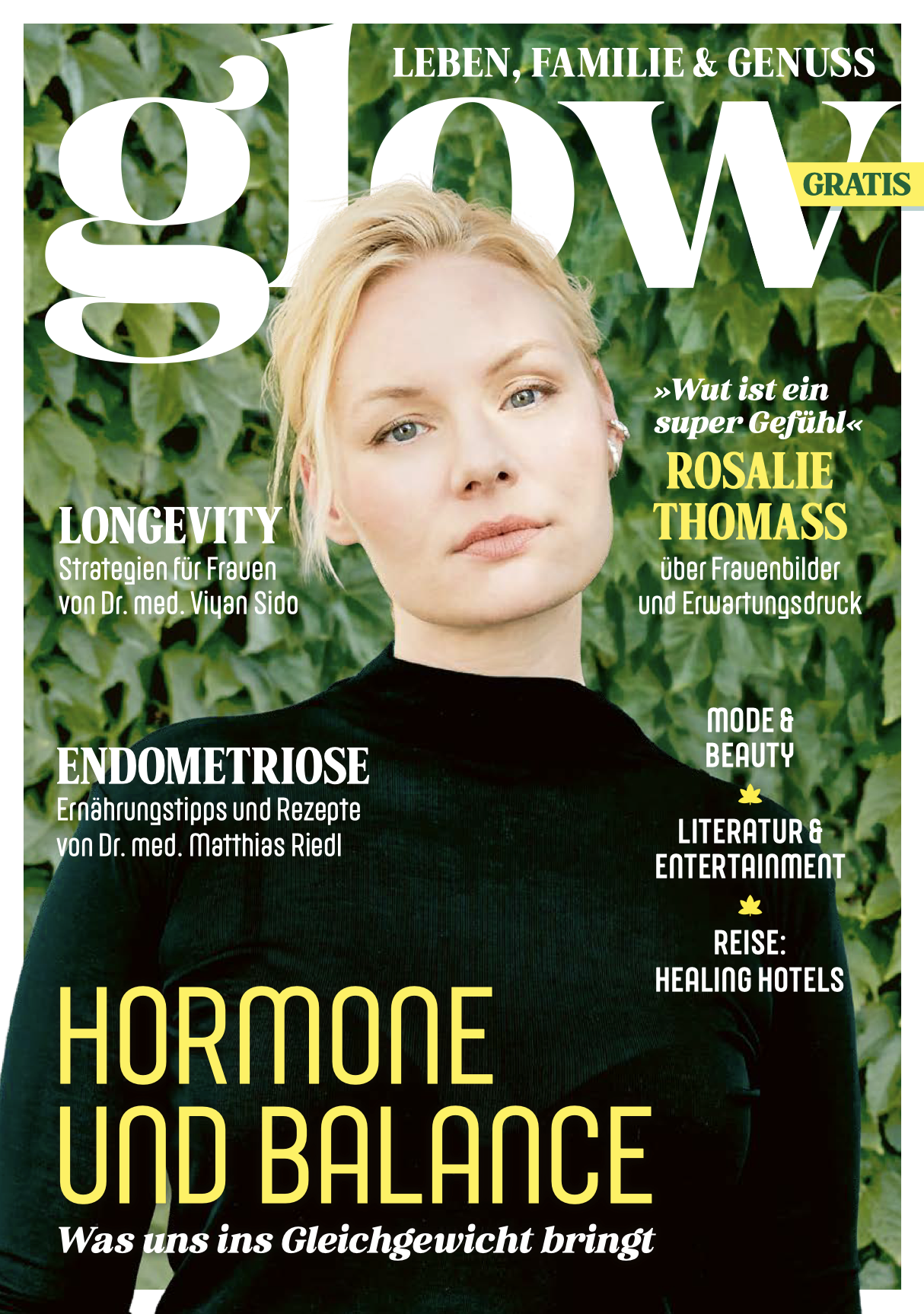 Porträt von Rosalie Thomass mit blondem Haar und schwarzem Rollkragenpullover vor grünem Laub