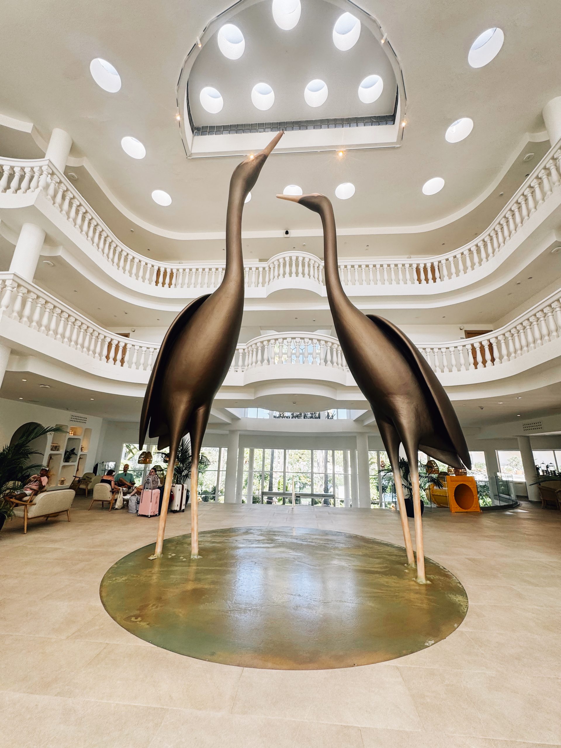 Schwan-Skulpturen in der Lobby