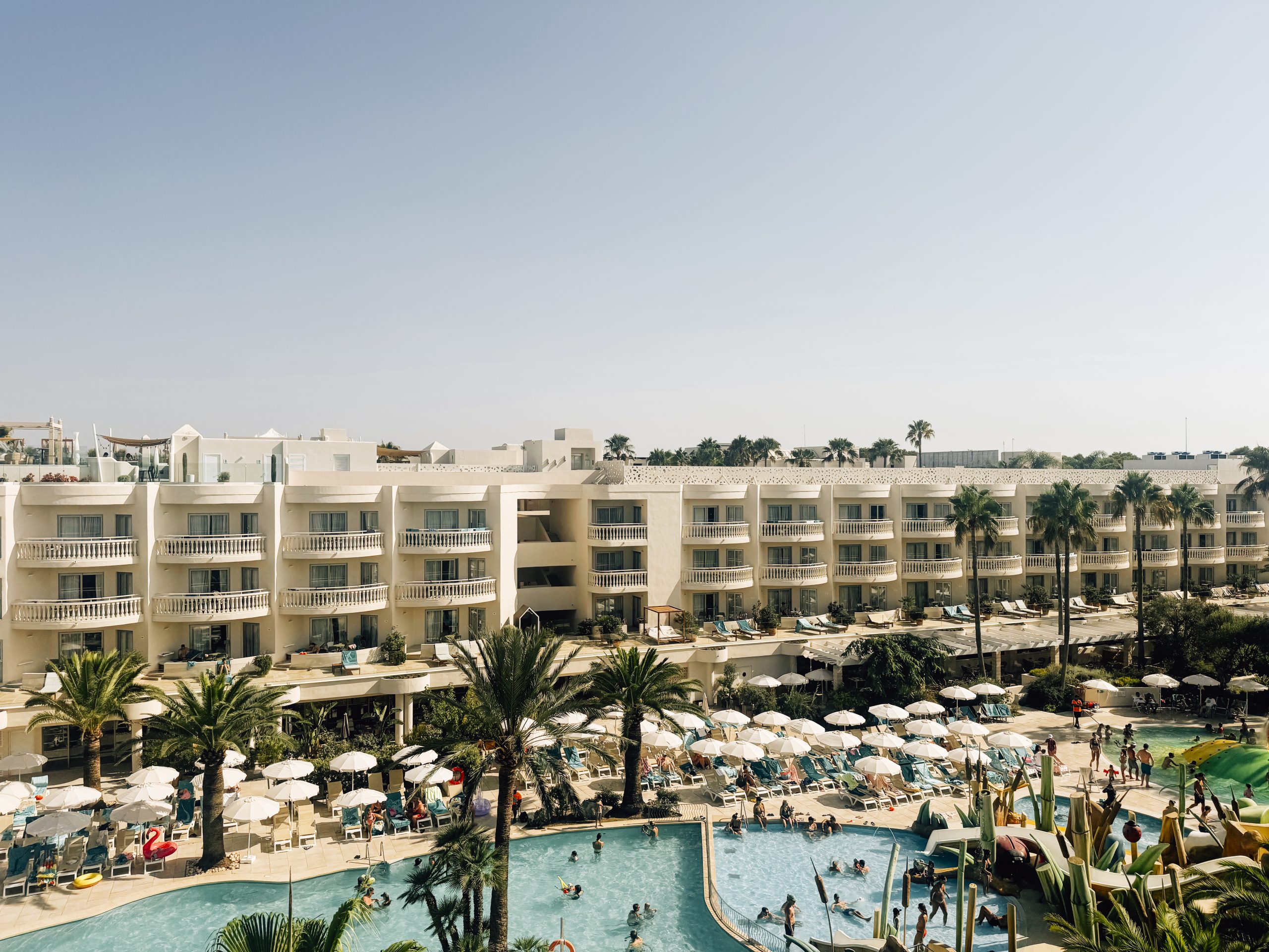 Hotelanlage mit Pool und Palmen