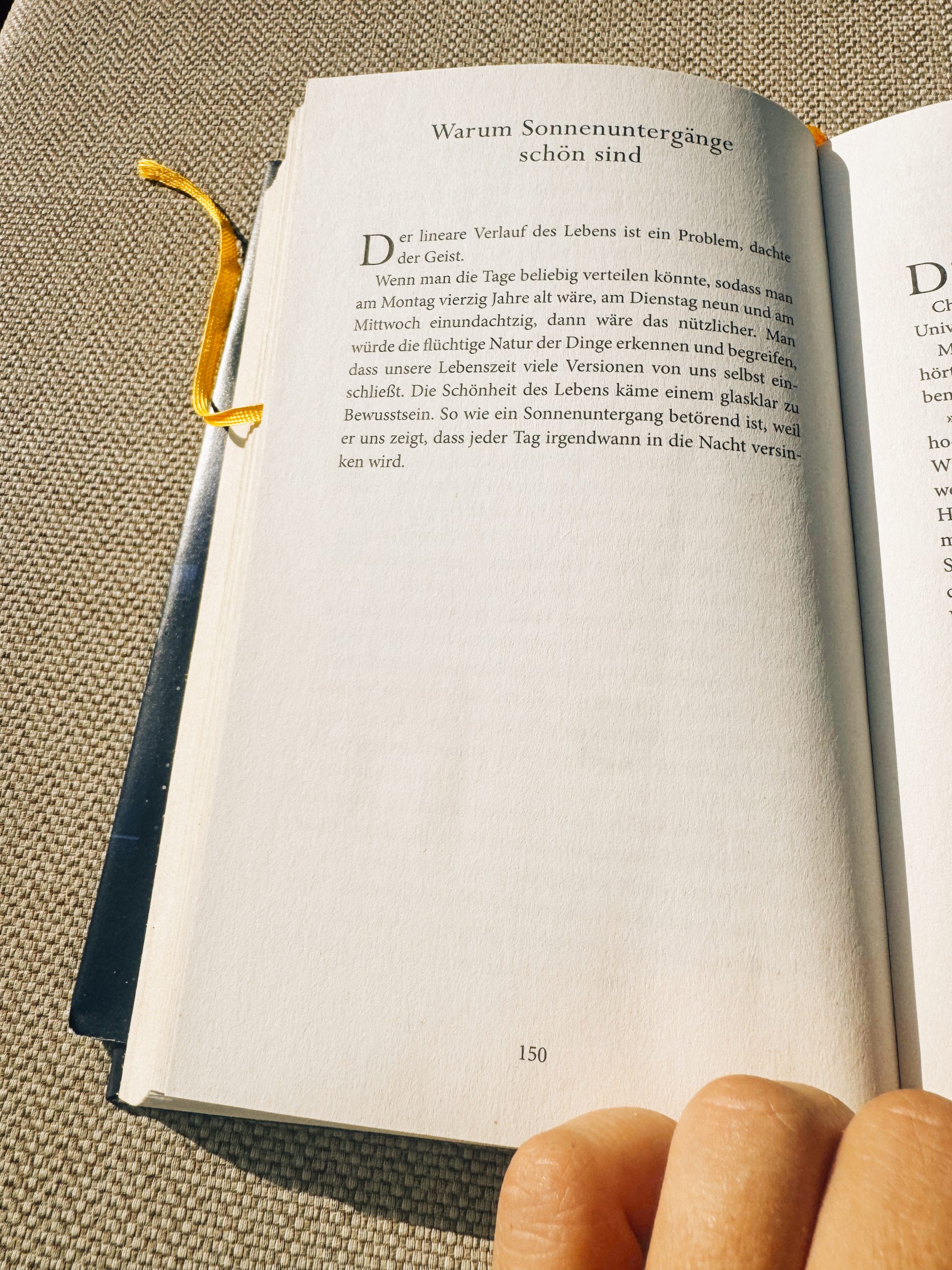 Aufgeschlagenes Buch am Pool